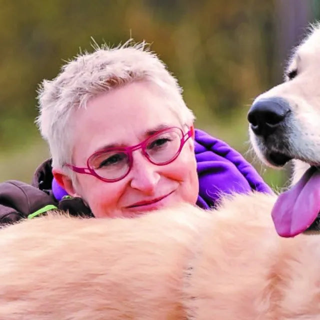Porträt von Mirjam Cordt mit Hund